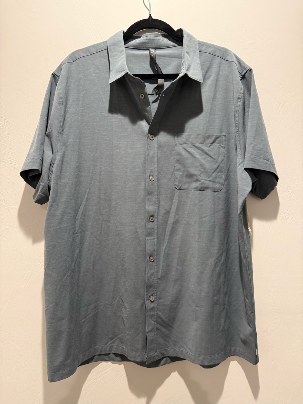 Like New! Vuori Men's Short Sleeve Manhattan Button Down - Harbor Grey